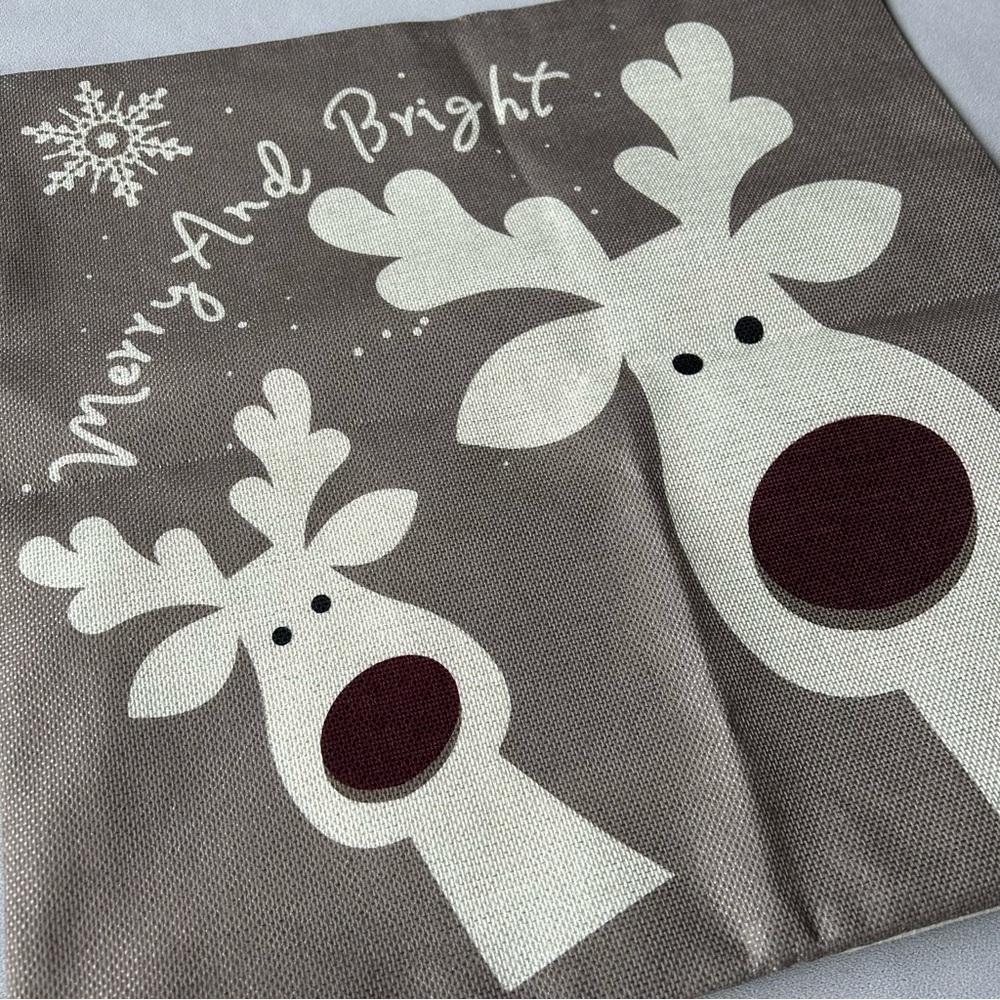Cushion Cover ~ “Merry And Bright” Reindeer ~ Brand New!